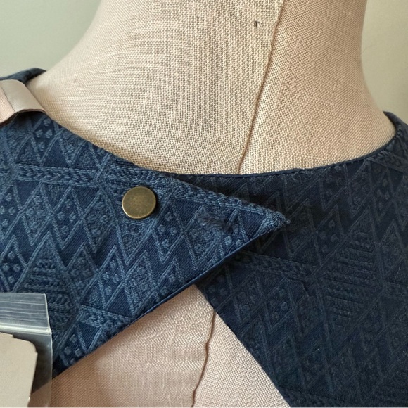 FOREVER 21 NWT Crop Top With Cutout Back - Picture 6 of 10